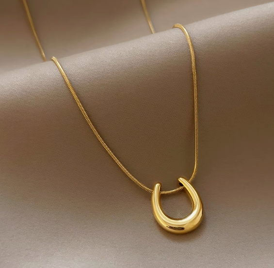 Gold Fashion Horseshoe Pendant Necklace for Women, Elegant and Unique Stainless Steel