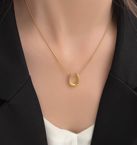 Gold Fashion Horseshoe Pendant Necklace for Women, Elegant and Unique Stainless Steel