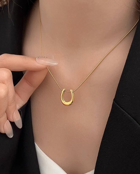 Gold Fashion Horseshoe Pendant Necklace for Women, Elegant and Unique Stainless Steel