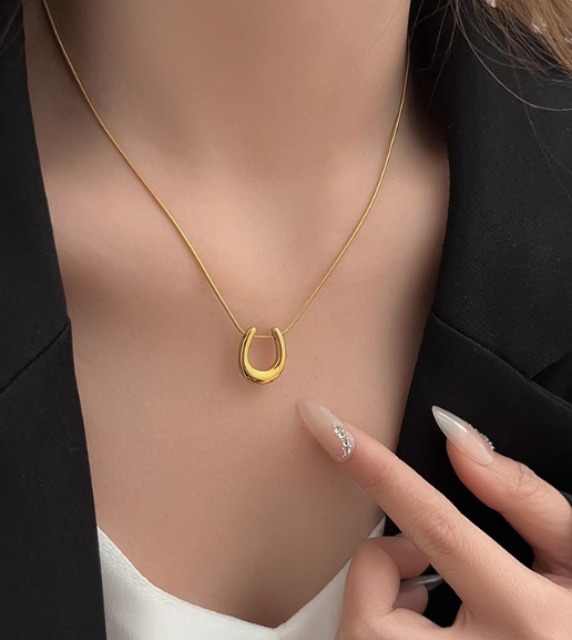 Gold Fashion Horseshoe Pendant Necklace for Women, Elegant and Unique Stainless Steel